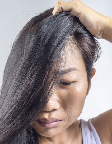 手撩头发遮挡脸部画面