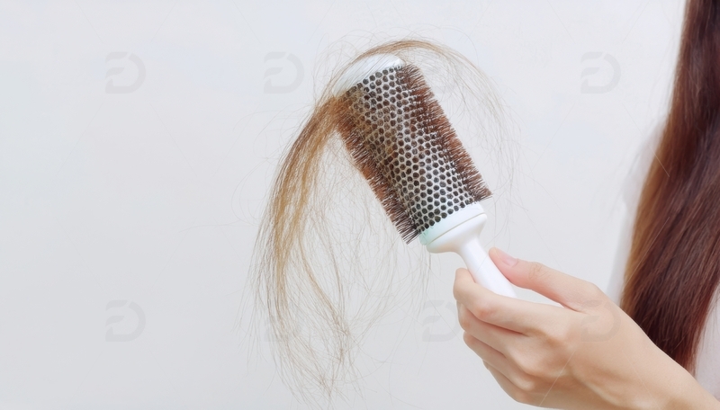 高清大图下载【趣麦麦图】手持梳子梳理并带出掉落头发