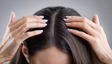 双手梳理深色头发