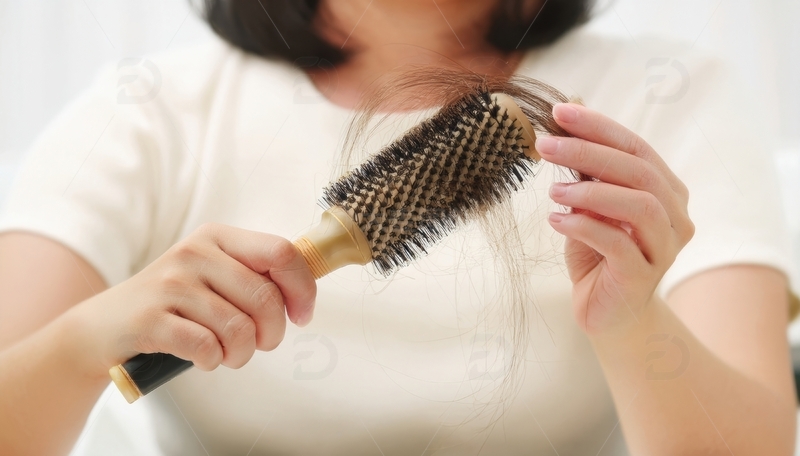 高清大图下载【趣麦麦图】手持梳子梳理头发