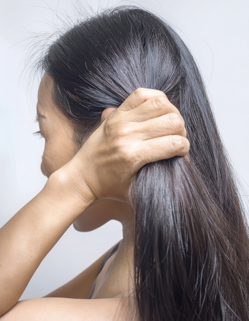 单手抓拢长发侧面照