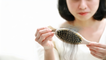 持梳观察掉落发丝