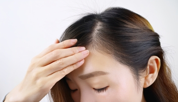 单手触摸额头旁头发