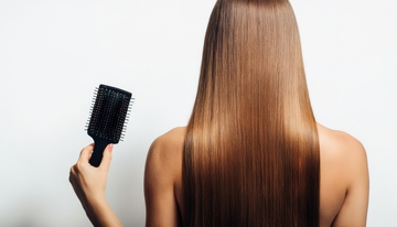 女性头顶头发稀疏特写