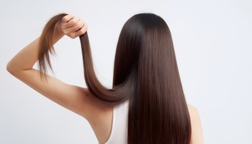 手持梳子梳理长发