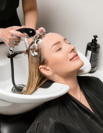 美发师为顾客冲洗头发1