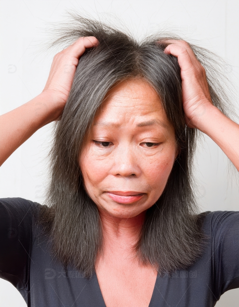 高清大图下载【趣麦麦图】女性用手触摸头发面露忧虑