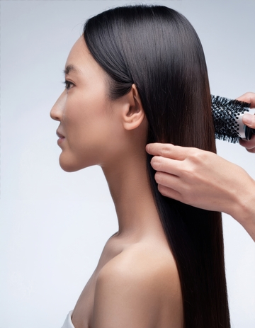 美发师为女士梳发场景