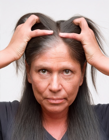 女性双手查看头顶头发情况