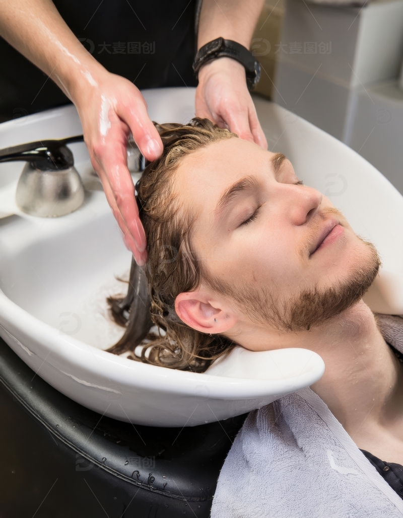 高清大图下载【趣麦麦图】美发师为男士冲洗头发