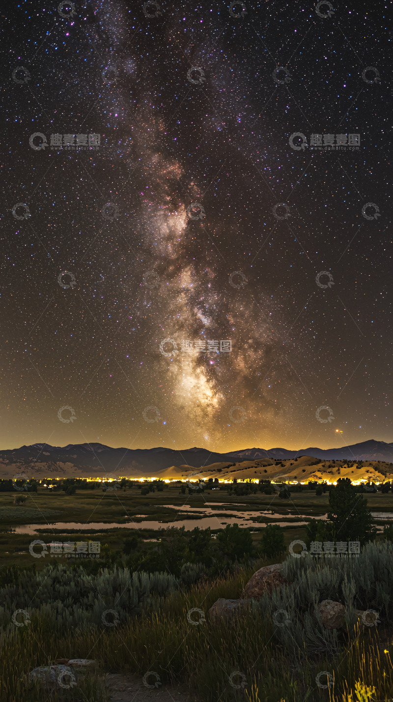 高清大图下载【趣麦麦图】夜空下的银河与山峦