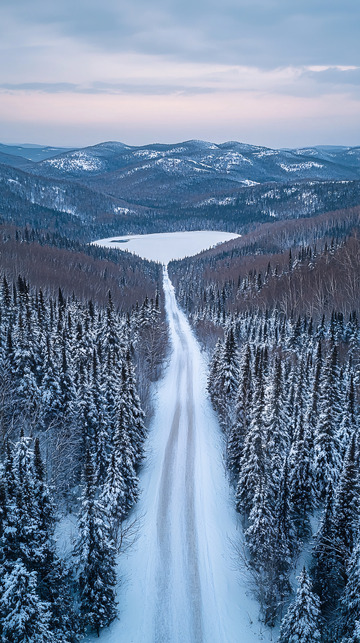 雪山环绕的道路