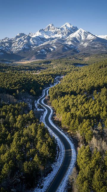 雪山公路蜿蜒而下