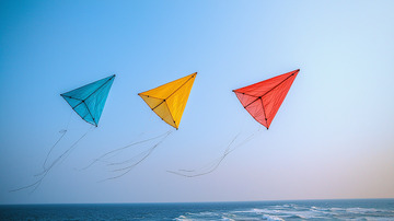 蓝天白云下三只风筝