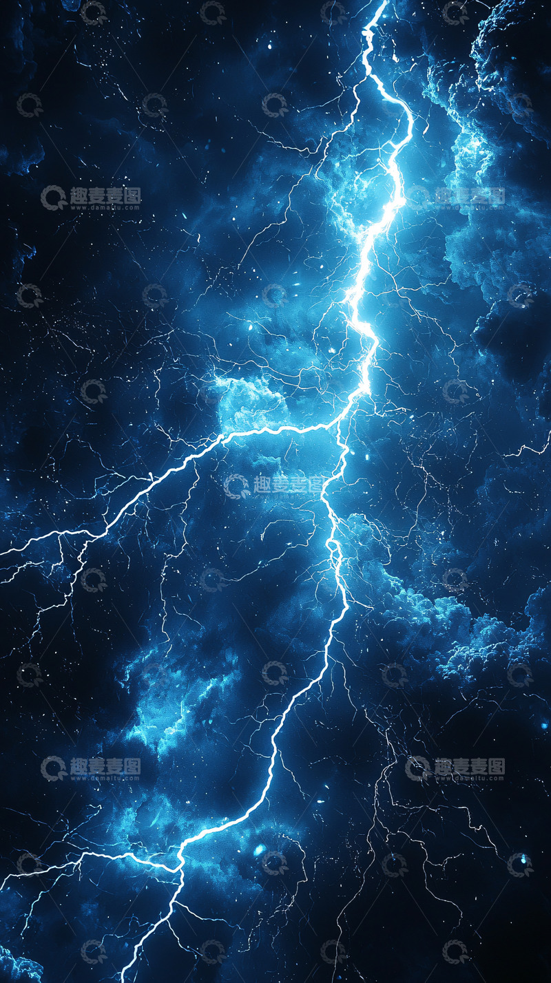 高清大图下载【趣麦麦图】蓝色闪电穿透阴暗天空