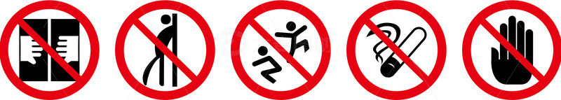 乘电梯注意事项：禁止扒门...