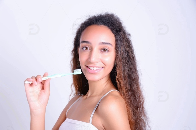 高清大图下载【趣麦麦图】拿着牙刷的女士