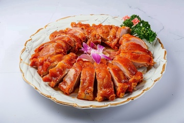 一盘美味的烤鸭切块