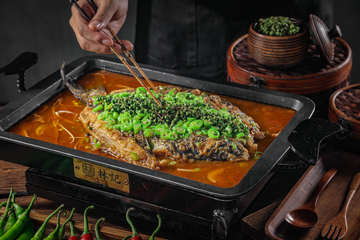 鲜青椒烤鱼摄影图