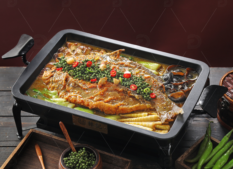 鲜青椒烤鱼摄影图1
