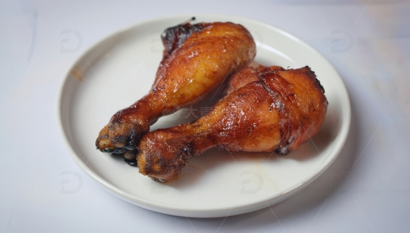 高清大图下载【趣麦麦图】白盘上的两只烤鸡腿1