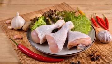 生鸡肉搭配佐料的展示