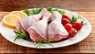 搭配蔬果的生鸡肉摆盘