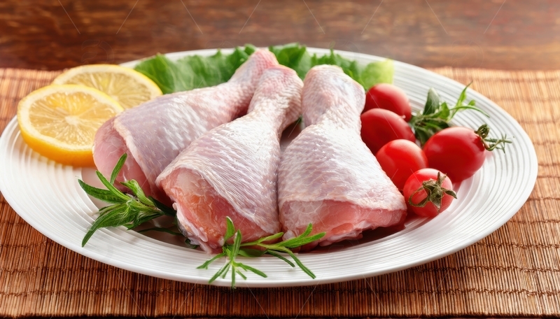 高清大图下载【趣麦麦图】搭配蔬果的生鸡肉摆盘