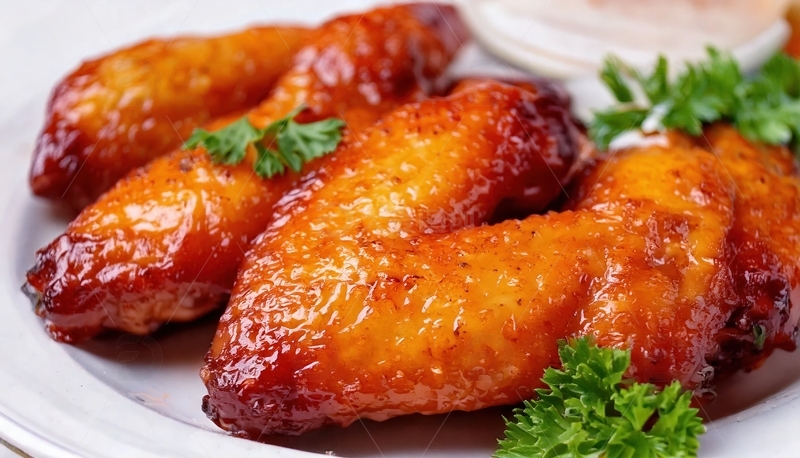 高清大图下载【趣麦麦图】烤鸡翅配欧芹的摆盘