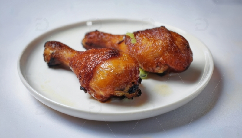 高清大图下载【趣麦麦图】白盘上的两只烤鸡腿
