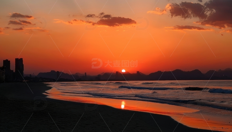 高清大图下载【趣麦麦图】海滩日落城市与远山剪影