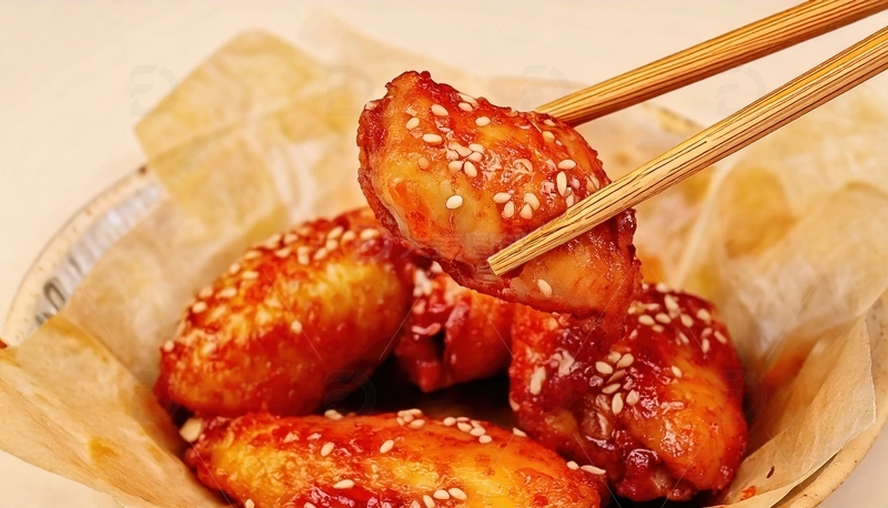 高清大图下载【趣麦麦图】筷子夹起撒芝麻的烤鸡翅