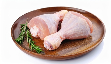 木盘上的生鸡肉鸡腿组合