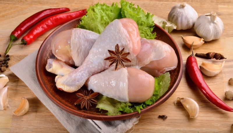 高清大图下载【趣麦麦图】生鸡肉配香料蔬菜的摆盘