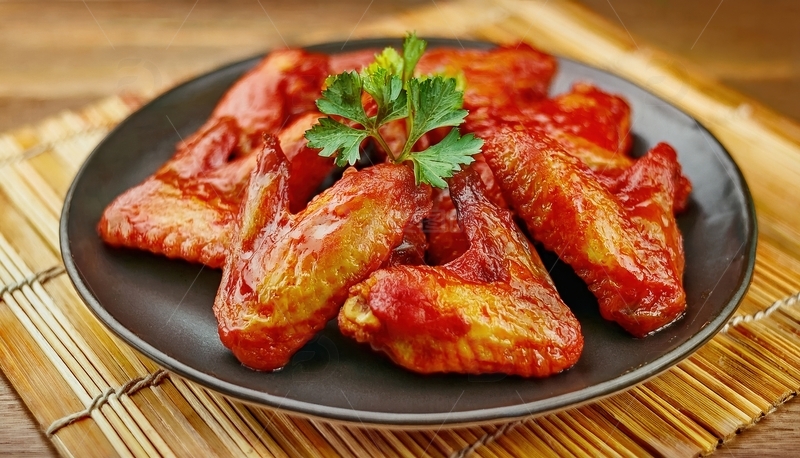 高清大图下载【趣麦麦图】黑盘烤鸡翅配欧芹装饰