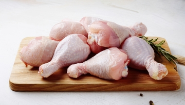 砧板上堆放的生鸡肉鸡腿