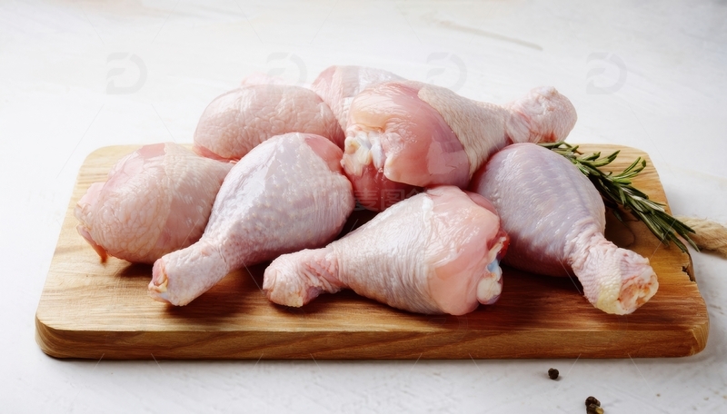 高清大图下载【趣麦麦图】砧板上堆放的生鸡肉鸡腿