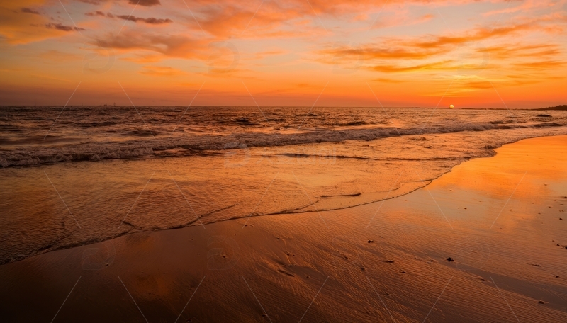 高清大图下载【趣麦麦图】海滩上的绚丽日落场景