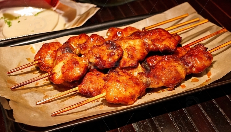 高清大图下载【趣麦麦图】烤鸡肉串置于牛皮纸盘