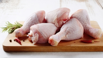 砧板上的生鸡肉鸡腿组合