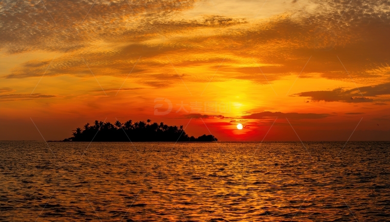 高清大图下载【趣麦麦图】海上小岛边的壮丽日落