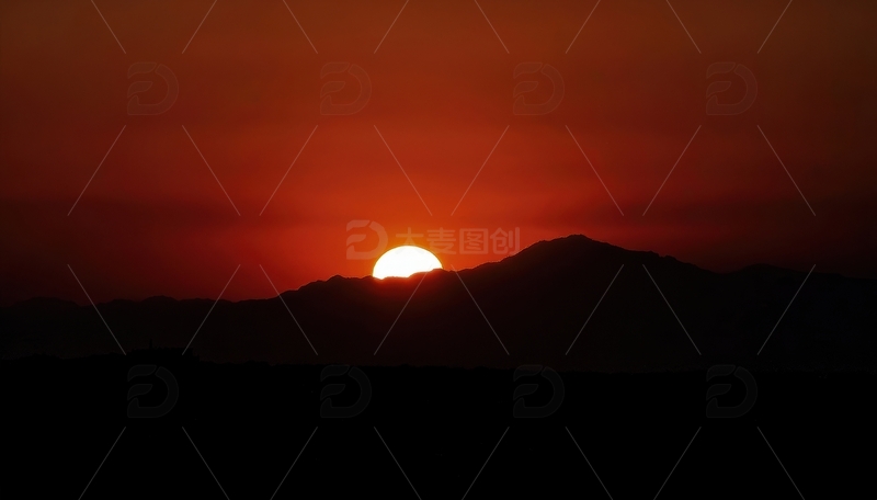 高清大图下载【趣麦麦图】山脉间的落日剪影