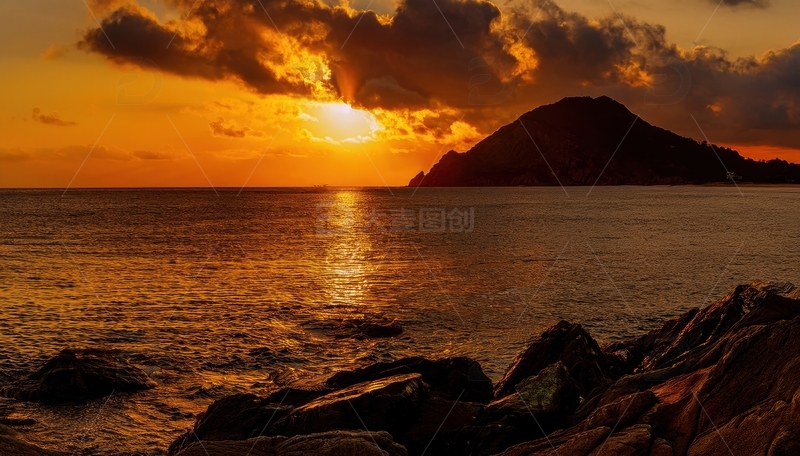 高清大图下载【趣麦麦图】海面岛屿旁的落日余晖