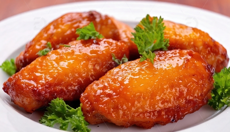 高清大图下载【趣麦麦图】白盘烤鸡翅配欧芹摆盘