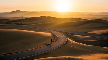 傍晚穿过沙漠的公路3