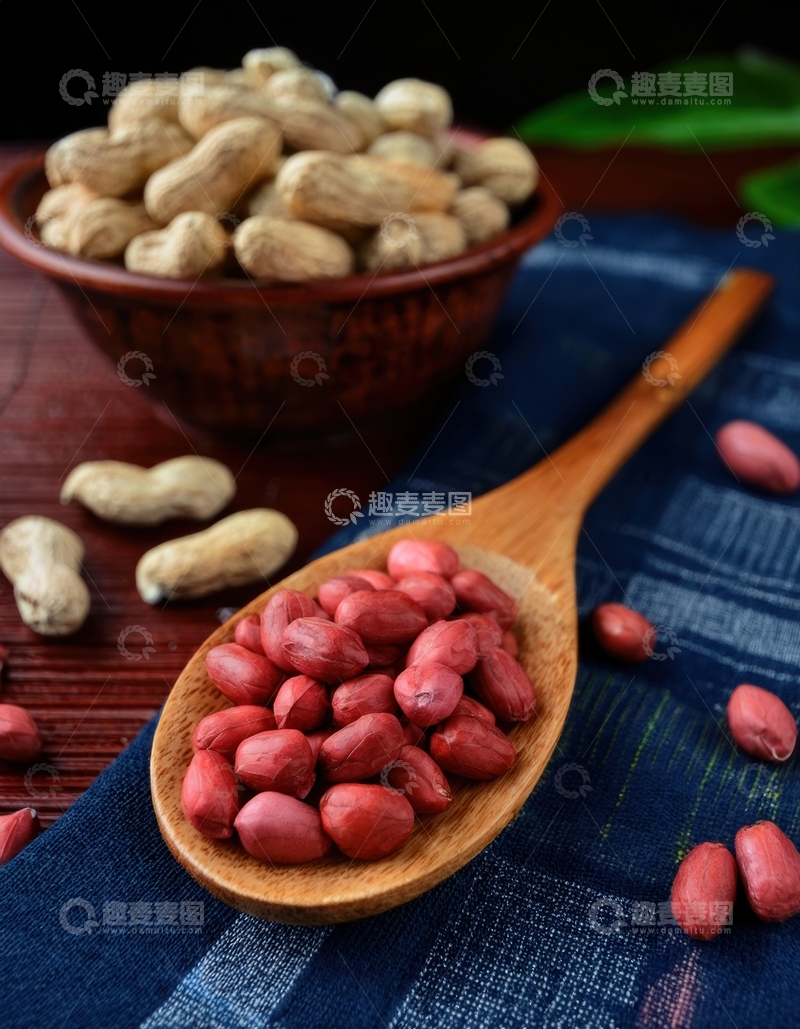 高清大图下载【趣麦麦图】木勺红皮花生米与背景
