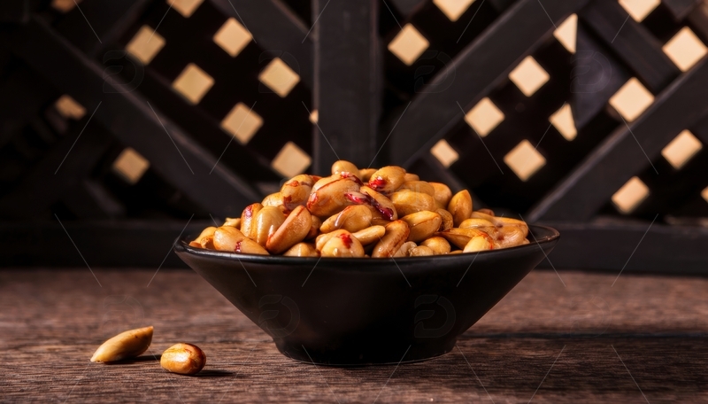 黑碗盛花生米特写