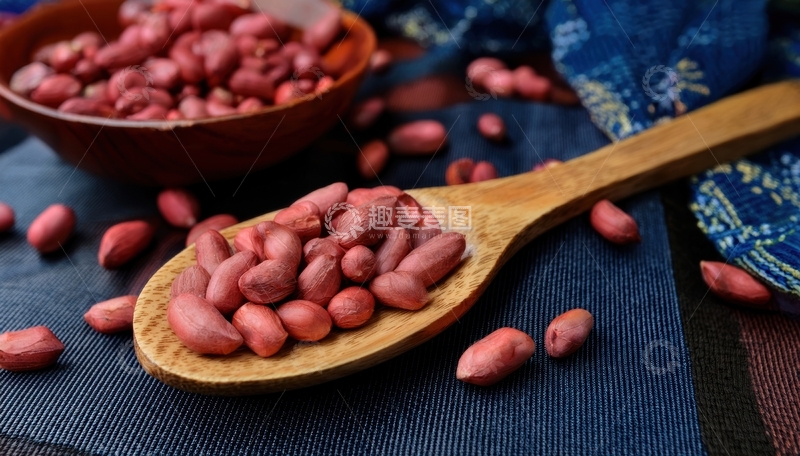 高清大图下载【趣麦麦图】木勺盛红皮花生米画面