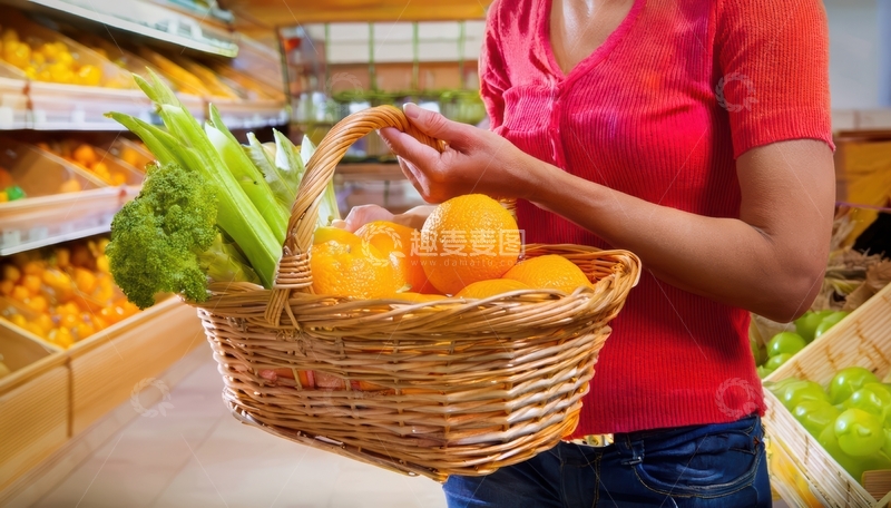高清大图下载【趣麦麦图】人在超市提蔬果篮