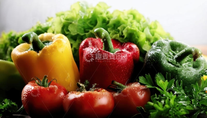 高清大图下载【趣麦麦图】多彩蔬菜带叶摆列图